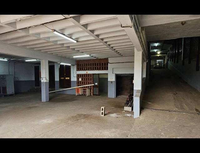 1,650M² BUILDING TO LET IN BLUFF